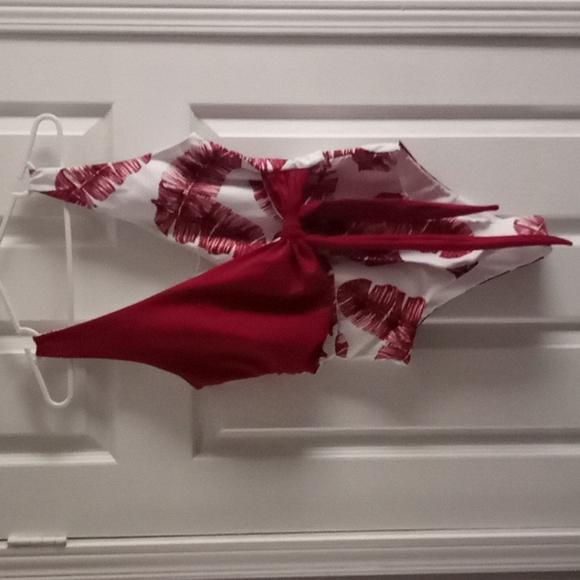 One piece bathingsuit - Picture 3 of 3